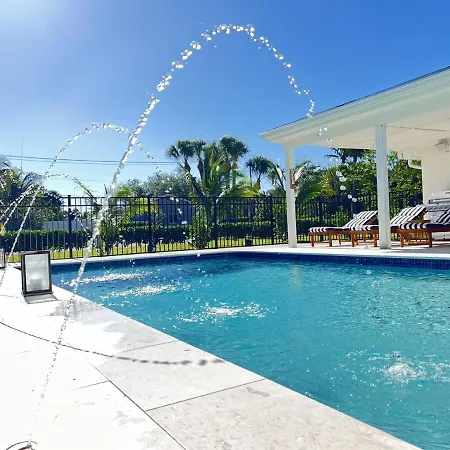 Tranquil Villa With Heated Salt Pool, Bar, & Lanai